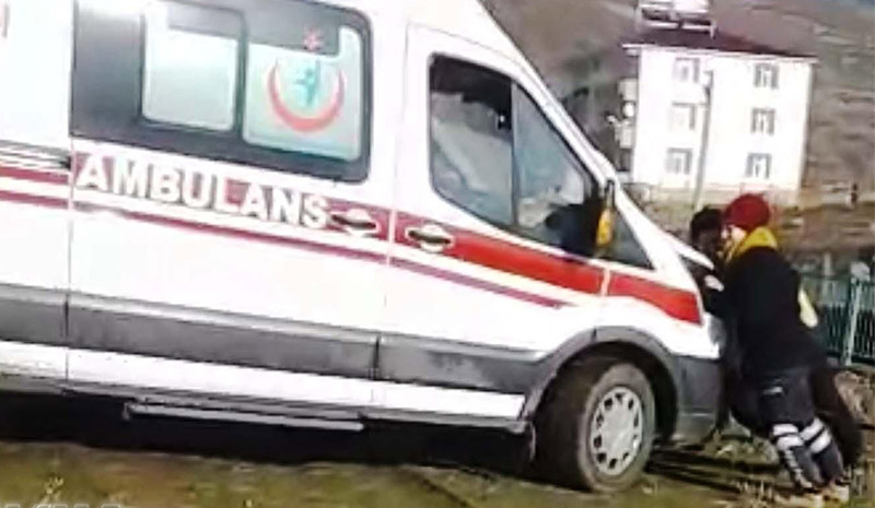 Hasta taşıyan ambulans çamura saplandı