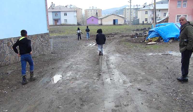 Simani sakinleri su ve yol istedi