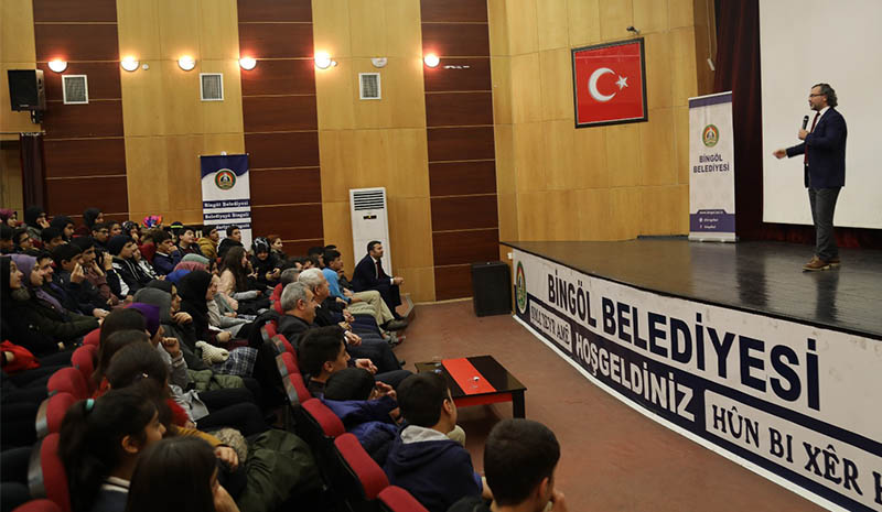 Öğrencilere Başarıya Gülümse konferansı