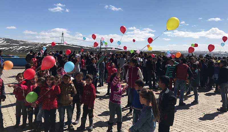 Öğrencilerini uçan balonlarla tanıştırdı