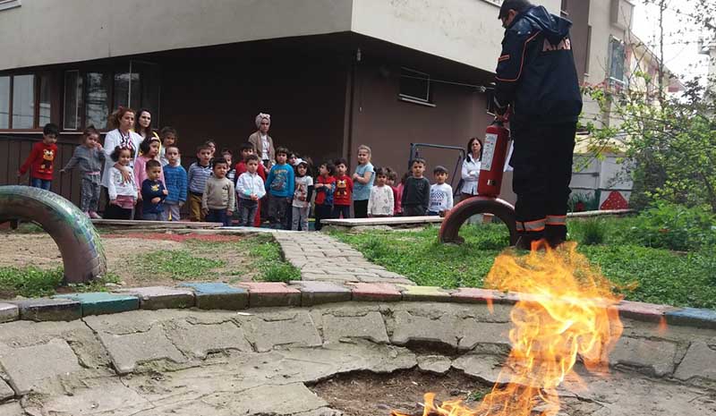 Miniklere yangın tatbikatı verildi