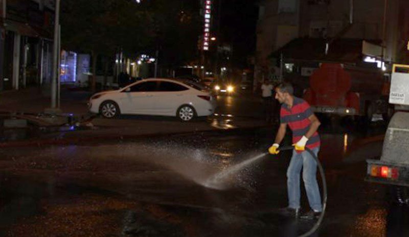 Kaldırım ve yollar yıkandı