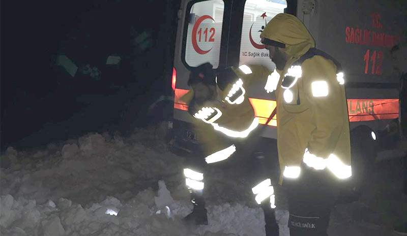 Kürekle yol açıp hastaya ulaştılar