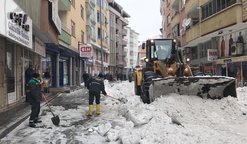 650 kamyon kar taşındı