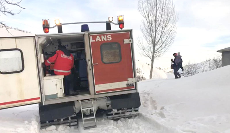 Küçük Usame`ye paletli ambulans yetişti