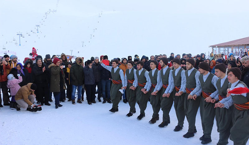 Hem fotoğrafçılar hem kayakçılar yarıştı