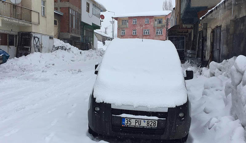 Karlıova`da kar etkili olmaya başladı