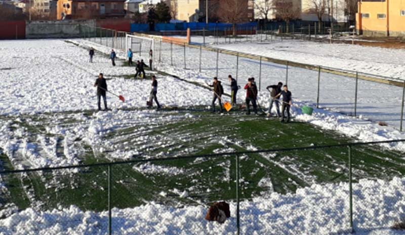 Futbolculardan kar temizliği!