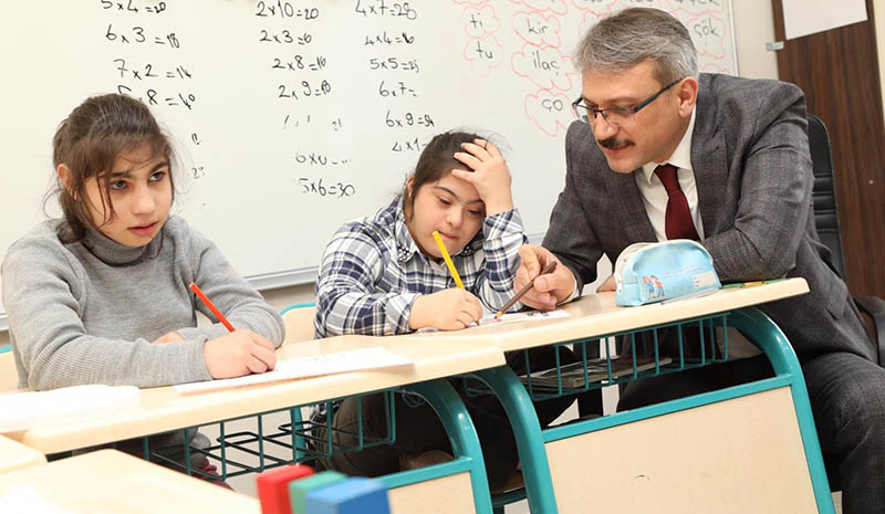 Vali Ekinci, otizmli bireylerle bir araya geldi