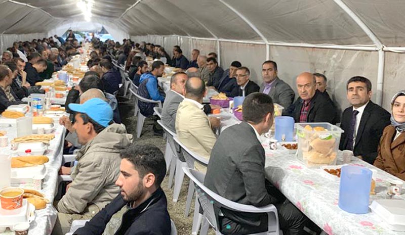 İlk iftarı çadırda açtı