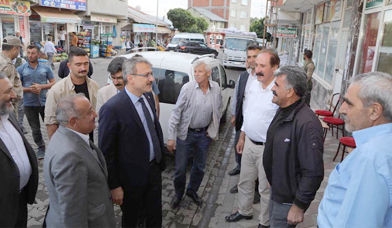 Vali Ekinci, beldedeki vatandaşları dinledi