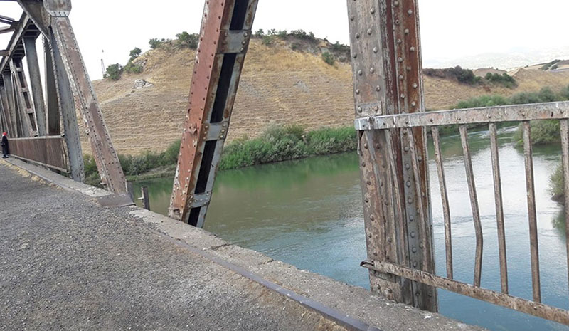 57 yıllık köprü tahrip ediliyor
