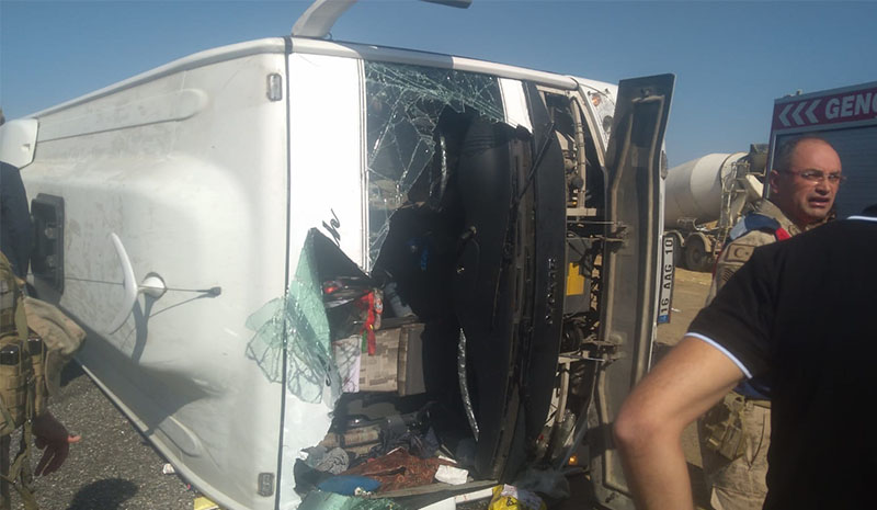 Bingöl`de yolcu otobüsü devrildi 26 yaralı