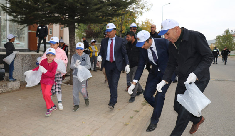 Güney ve Arıkan öğrencilerle çöp topladı