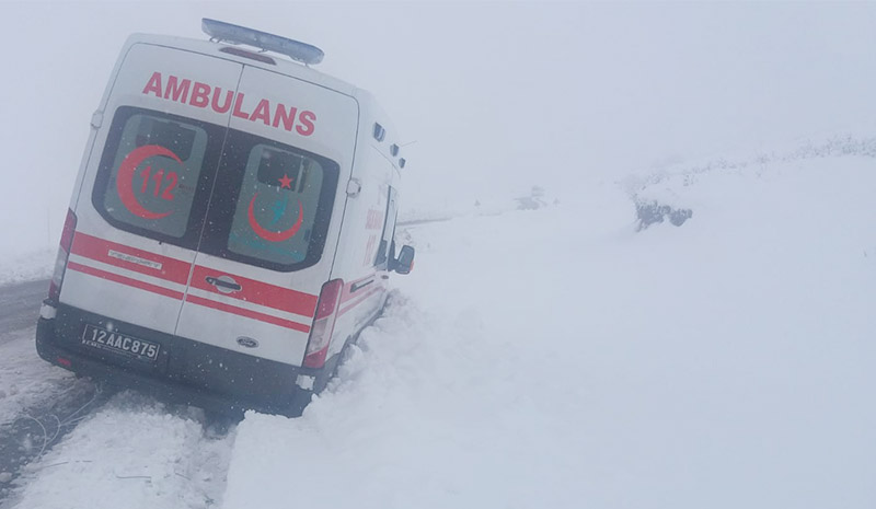 Özel idare ekipleri kara saplanan ambulansı kurtardı