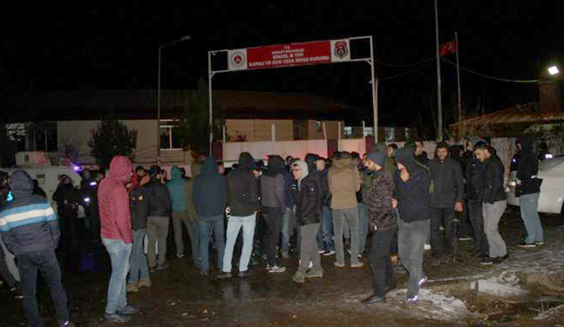 Cezaevi önünde protesto