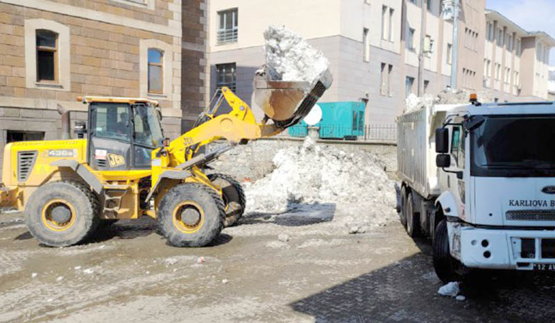 Karlıova`da kar temizliği sürüyor