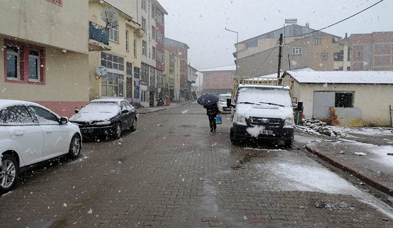 Baharı beklerken Karlıova`ya kar geldi