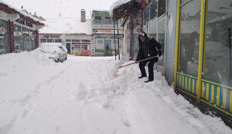 Karlıova`ya yarım metre kar yağdı