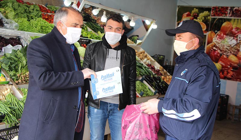 Esnafa maske dağıttılar