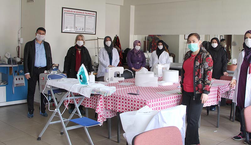 Kadınlar maske üretimi yapmaya başladı