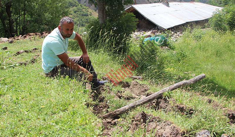 Bingöl`de deprem sonrası oluşan yarıklar dikkat çekti