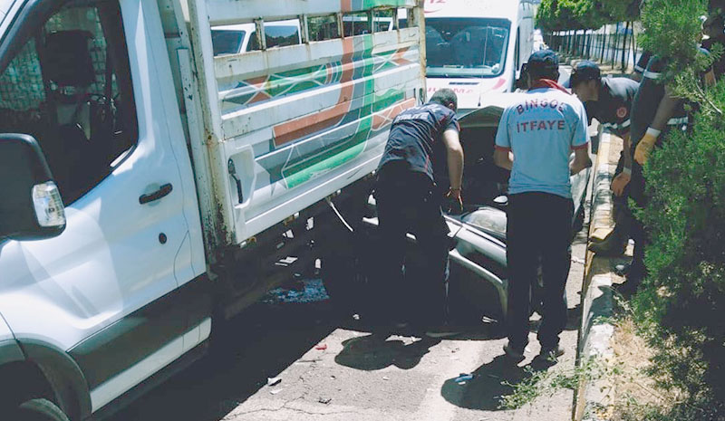 Araca sıkışan sürücüyü itfaiye ekipleri çıkardı