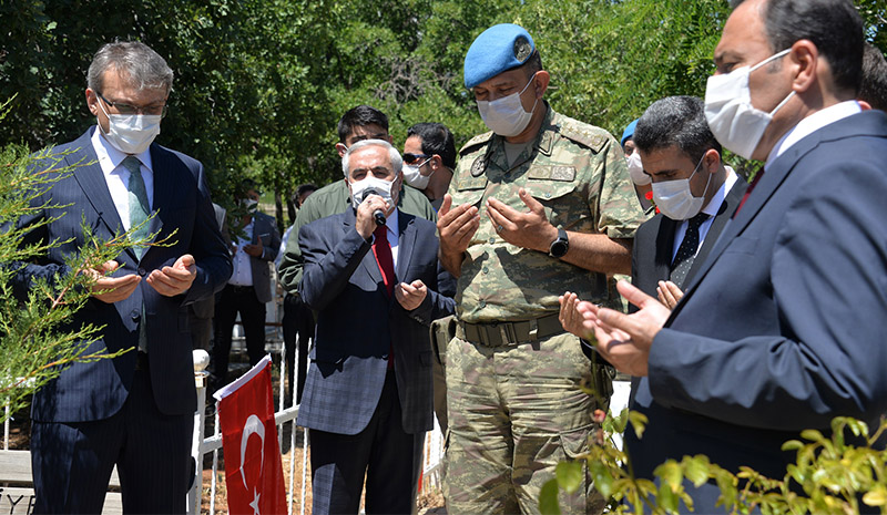 15 Temmuz anma günü, şehit kabirleri ziyaretiyle başladı