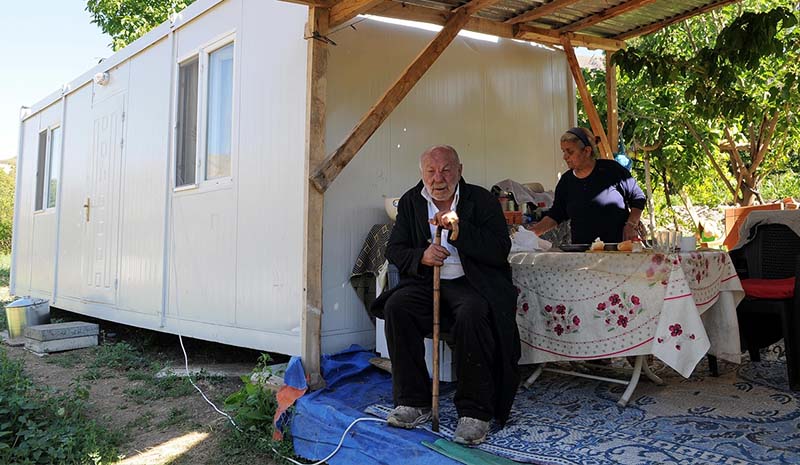 Depremzedeler bayramı konteynerlerde geçirdi