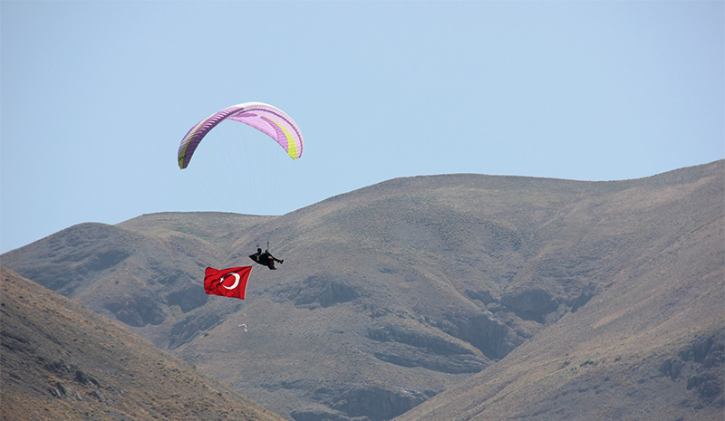 Dağlar, yamaç paraşütüyle renklendi