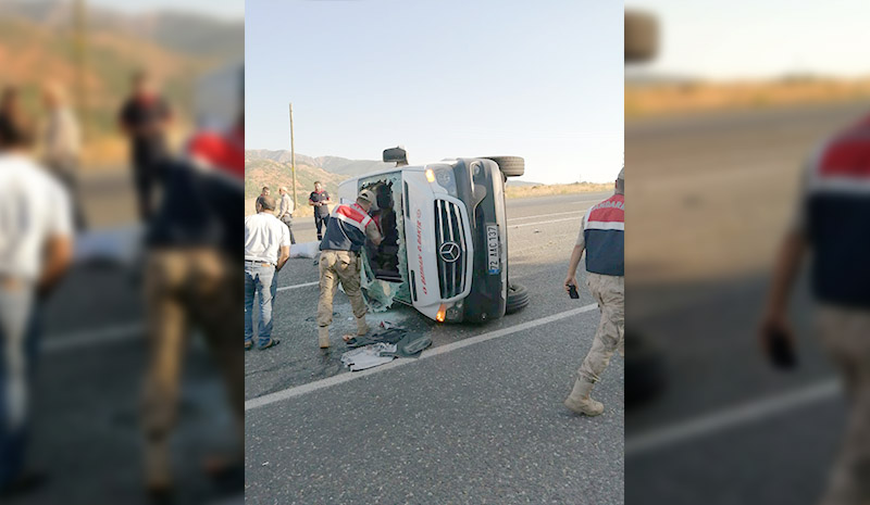 İşçileri taşıyan minibüs devrildi: 20 yaralı