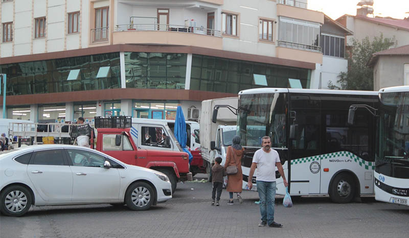 `Pazar yeri trafiği kilitliyor`