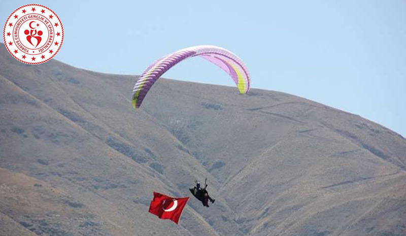 Hesarek`te Yamaç paraşütü heyecanı