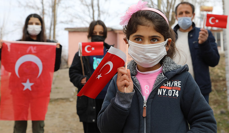 Ellerinde bayraklarla Marş okudular