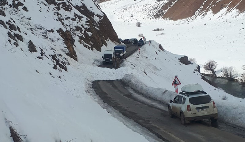 İki ilçe arasında çığ düştü, yol kısa süreli kapandı