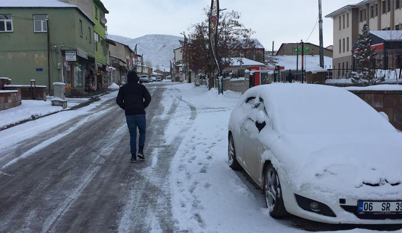 Karlıova`da bahar havası yerini kar yağışına bıraktı