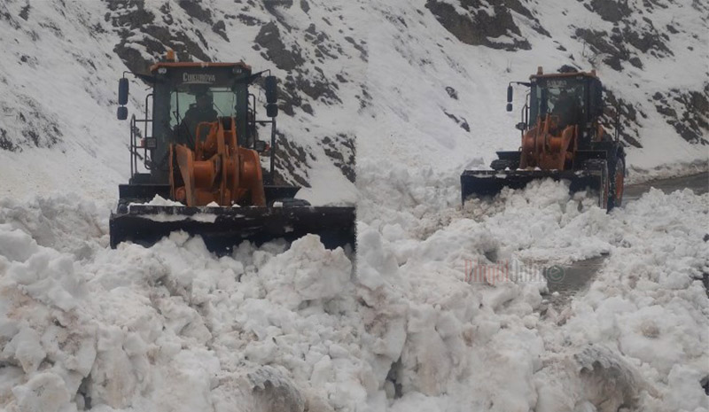 Çığ nedeniyle kapanan yol kısa sürede açıldı