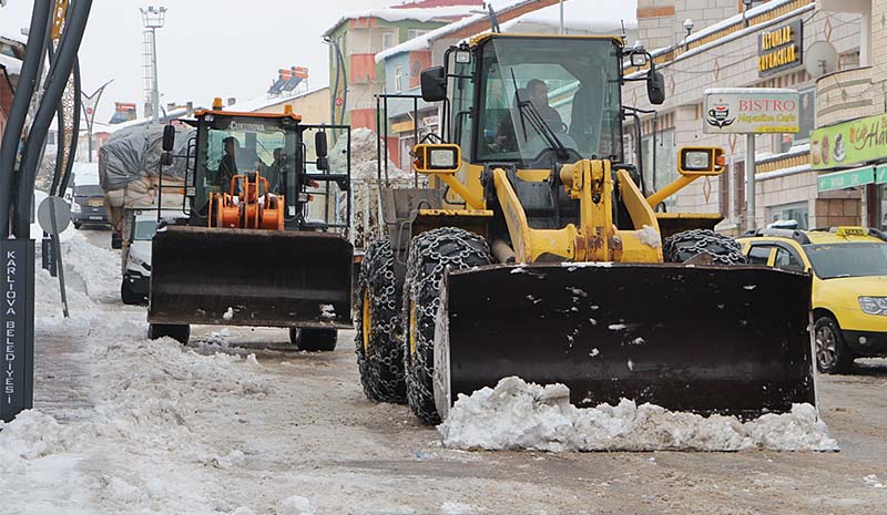 Karlıova ilçesinde biriken kar kamyonlarla taşındı