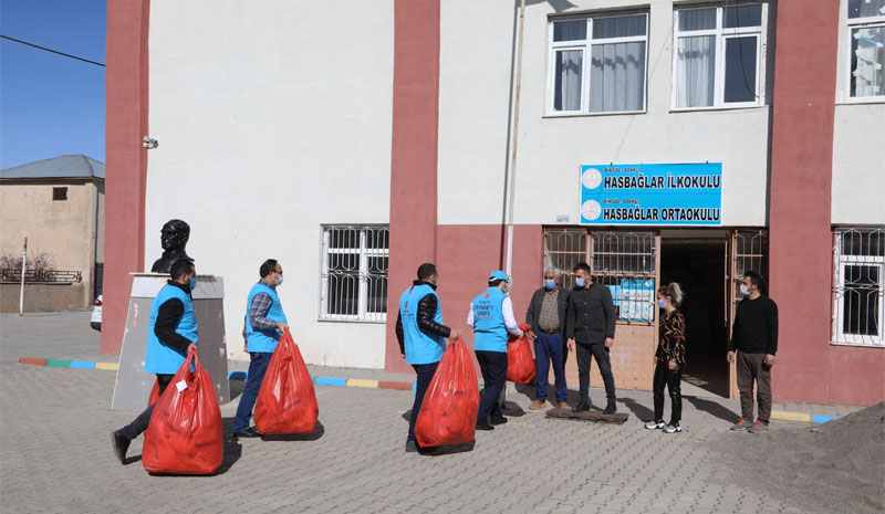 İzmir ve Sakarya`dan  köy okullarına uzanan `Gönül Bağı`