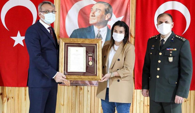 Şehitlerin ailelerine `Devlet Övünç Madalyası`