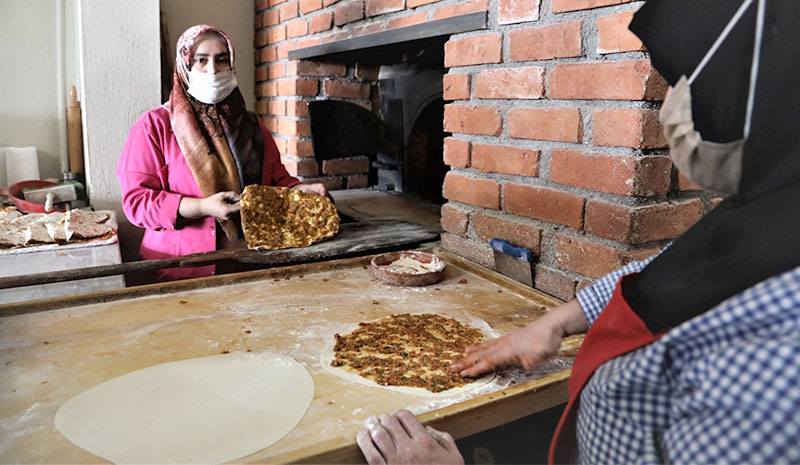 Kadınların elleriyle lezzetlendirdiği lahmacunlar ilgi görüyor