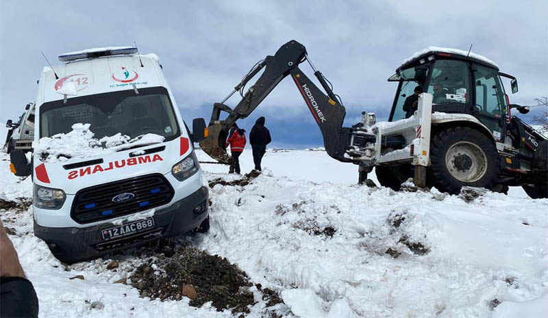 Hasta almaya giden ambulans kara saplandı