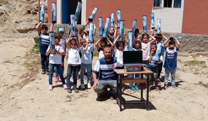 Harçlıklarıyla hediye alıp akranlarına gönderdiler