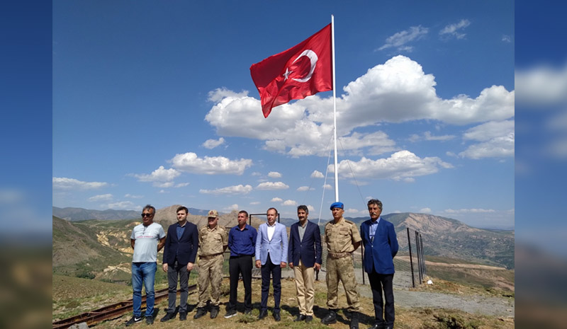 Seydi Kasım dağına 12 metrelik direk dikildi, bayrak göndere çekildi