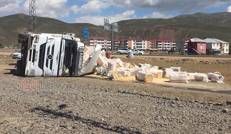 Saman yüklü tır devrildi: 2 yaralı