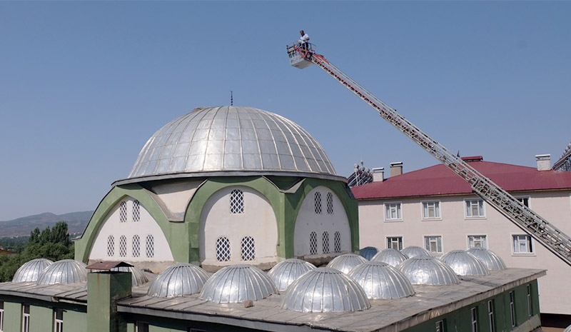 Yavru Leylek, Düştüğü Cami Kubbesindeki Yuvasına Bırakıldı