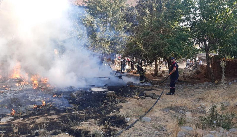 Yangın evlere sıçramadan söndürüldü