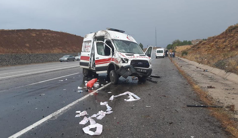 Ambulans kaza yaptı: 3 yaralı