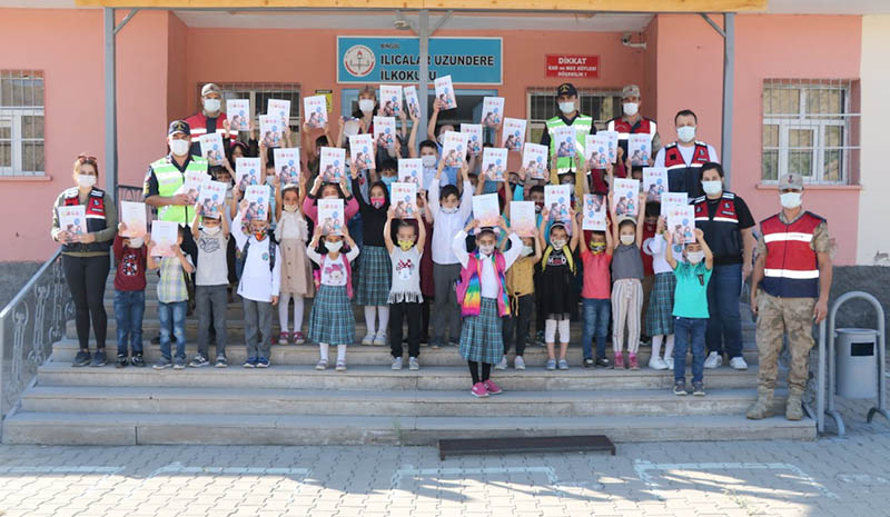 Jandarma çocukların ilk ders günü heyecanına ortak oldu