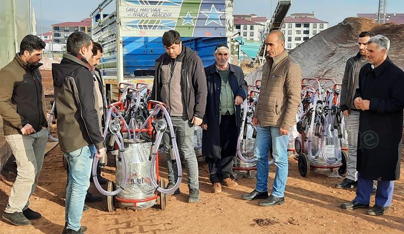 16 köyde hibeli süt sağım makinesi dağıtımı yapıldı